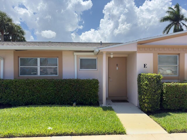 single story home with a front lawn