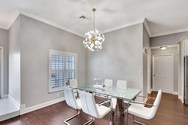 dining area featuring a notable chandelier, dark hardwood / wood-style floors, and crown molding