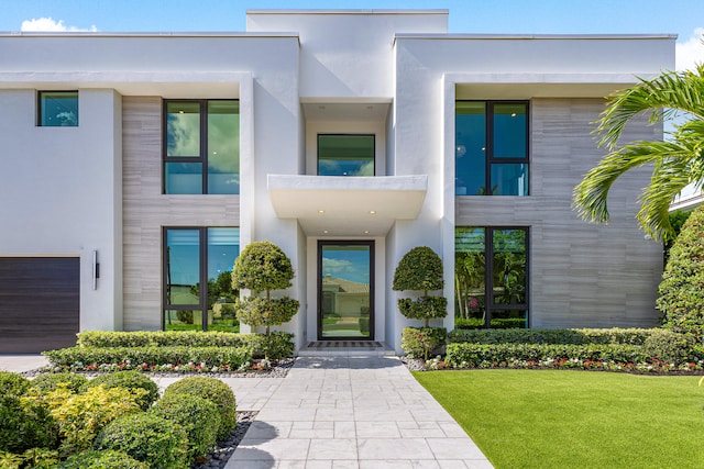 view of front of home with a front lawn