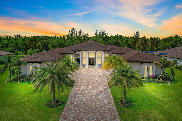 view of front of property featuring a lawn