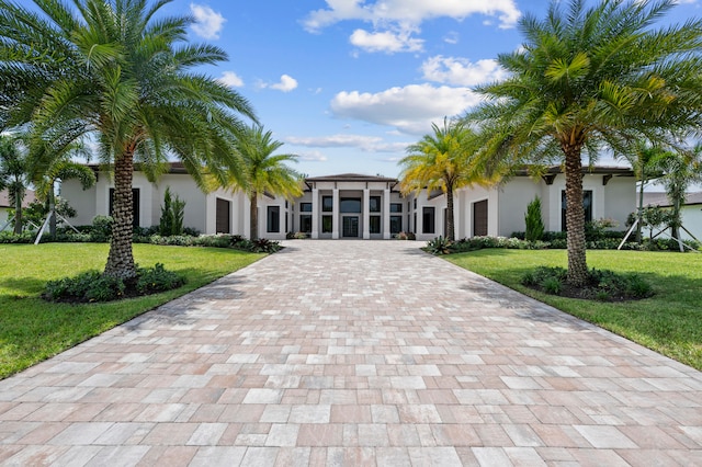 view of front of house featuring a front yard