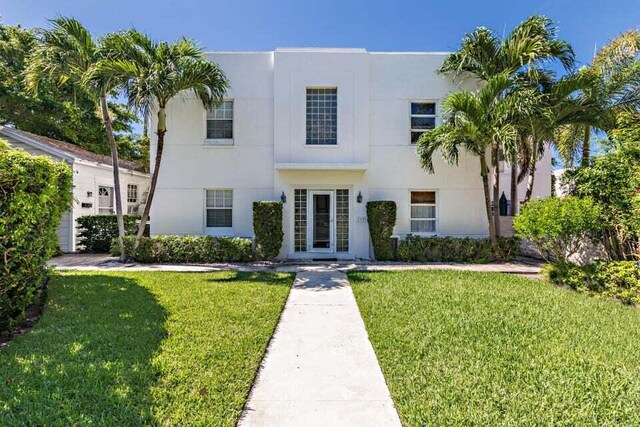 view of front of property with a front yard