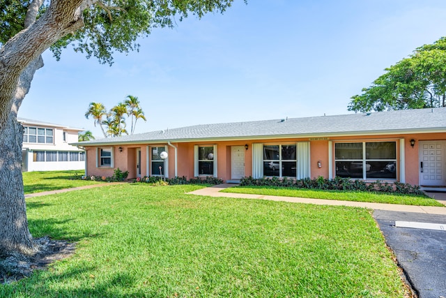 single story home featuring a front lawn