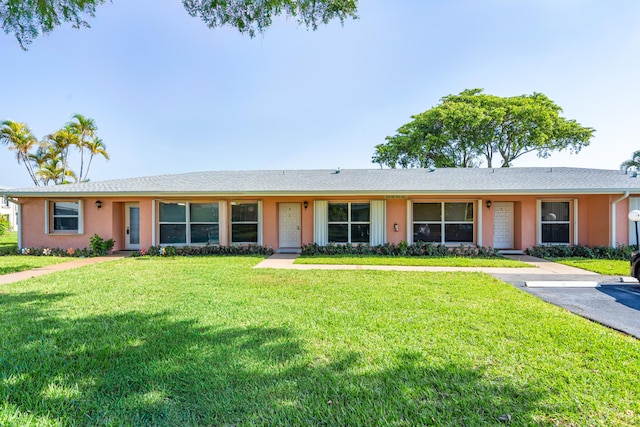 single story home with a front yard