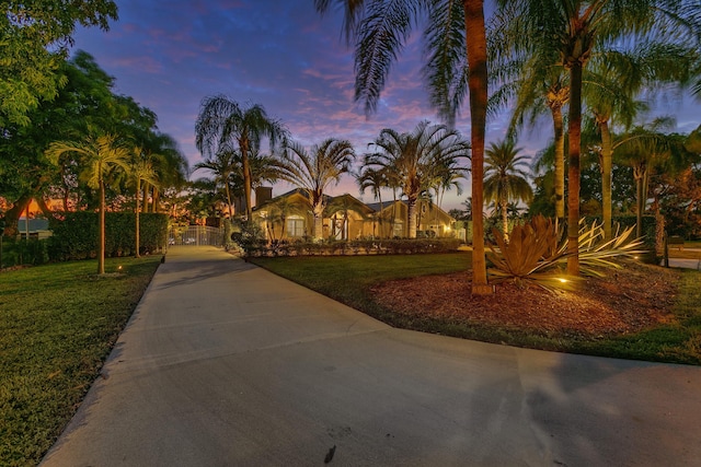 view of front of property featuring a yard