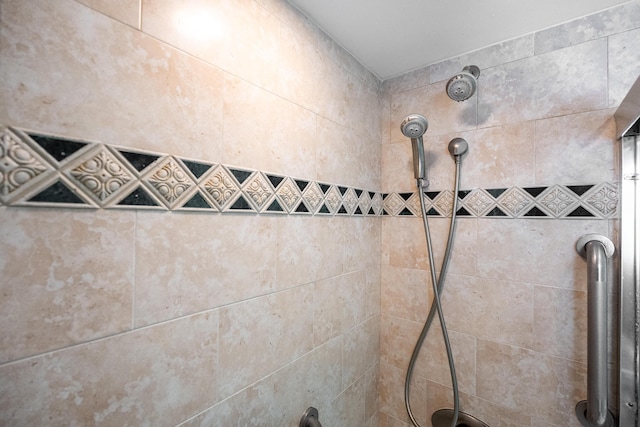 room details featuring a tile shower