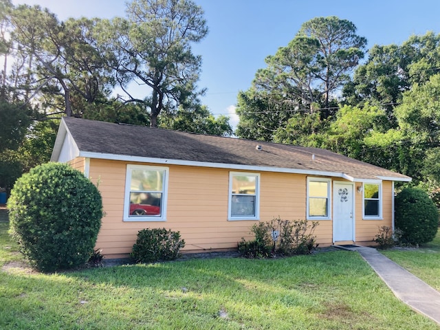 view of front of house with a front lawn