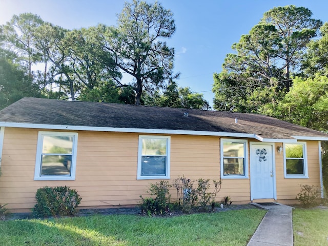 view of front of home featuring a front lawn