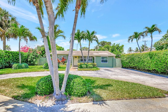 single story home with a front lawn