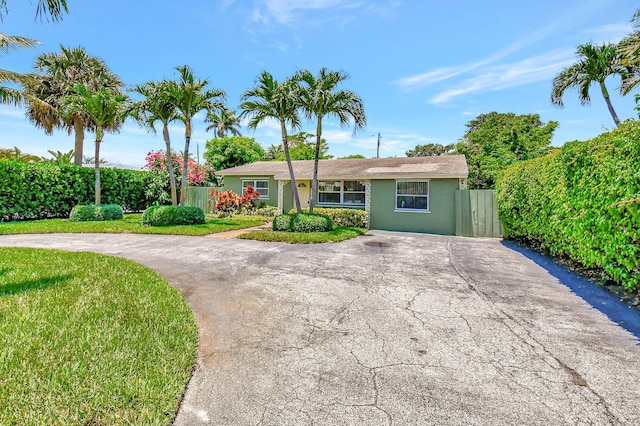 single story home with a front lawn