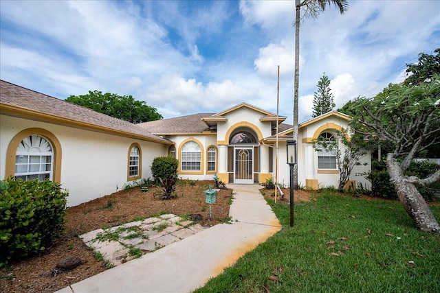 view of front facade featuring a front yard