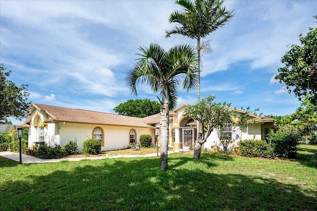 ranch-style home featuring a front lawn