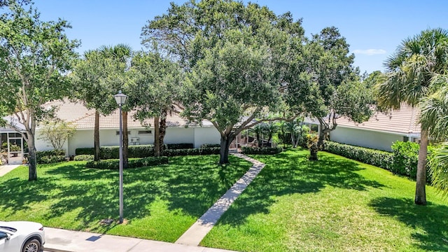 view of front of house featuring a front yard