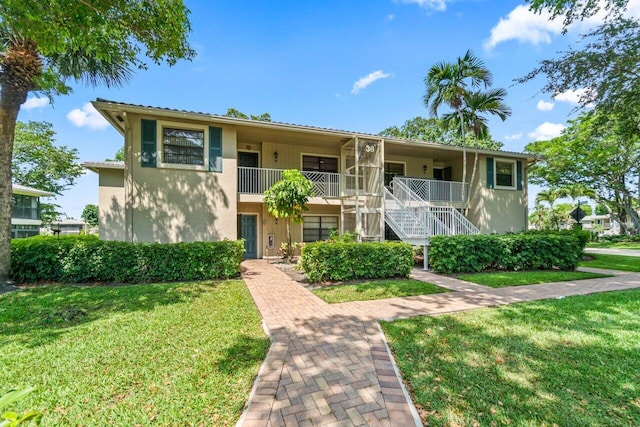 view of front facade featuring a front yard