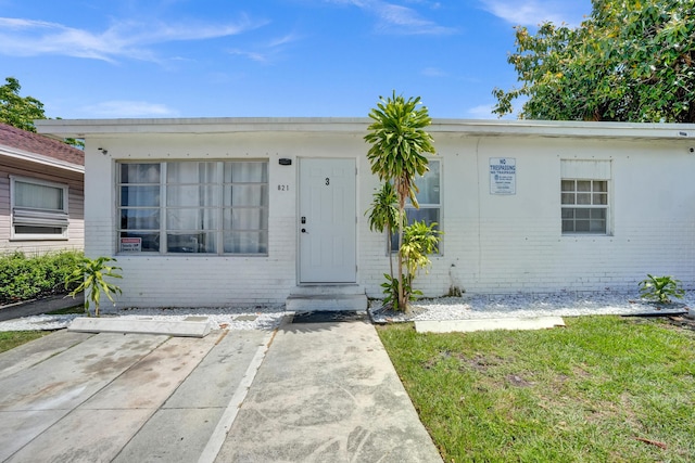 view of front of home featuring a front yard and a patio