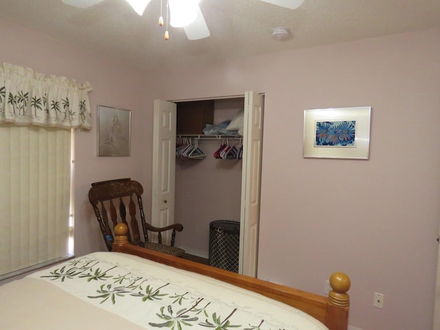 bedroom featuring ceiling fan, a closet, and a textured ceiling