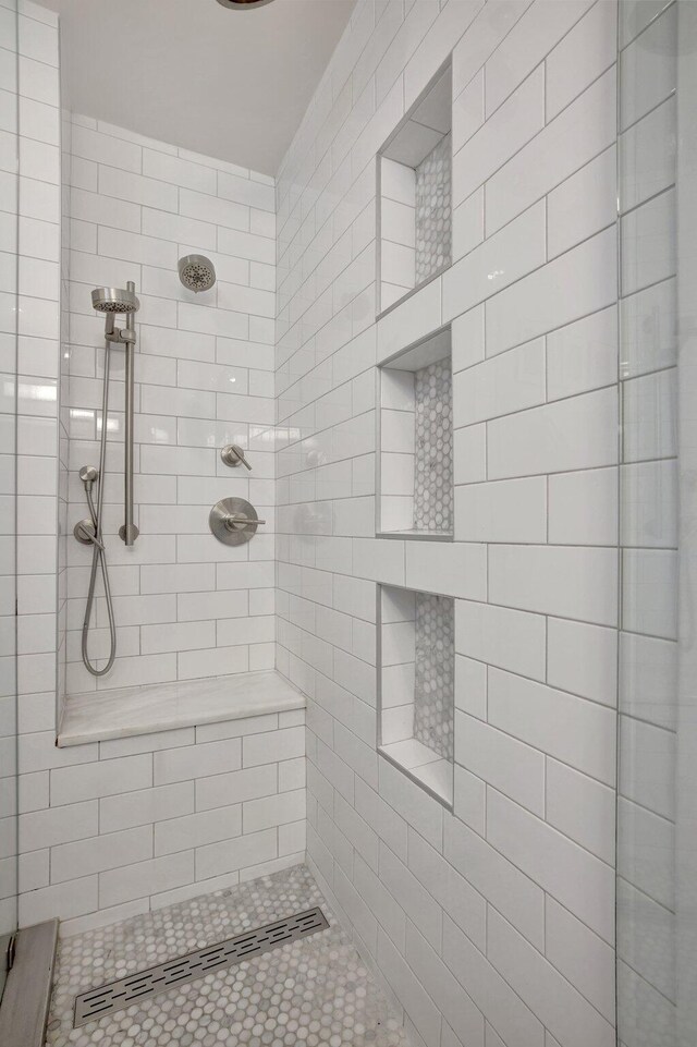 bathroom featuring a tile shower