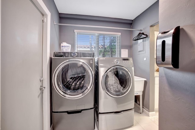 laundry room featuring light tile patterned floors and independent washer and dryer