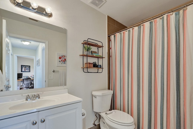 full bath featuring toilet, a shower with curtain, visible vents, and vanity