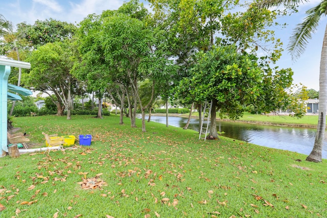 view of yard featuring a water view