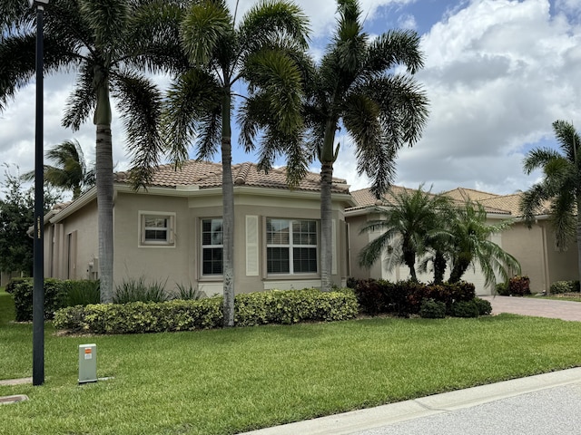 view of front of property featuring a front lawn