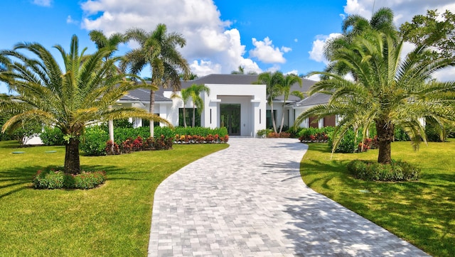 view of front facade featuring a front lawn