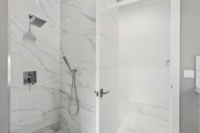 bathroom featuring a tile shower