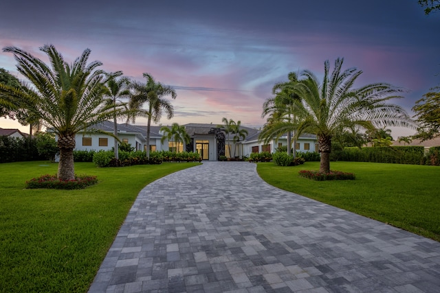 view of front of house featuring a lawn