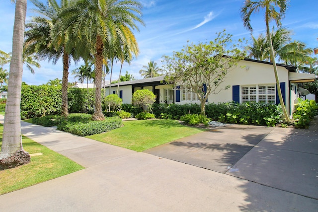 view of front facade with a front yard