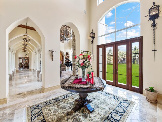 room details featuring an inviting chandelier