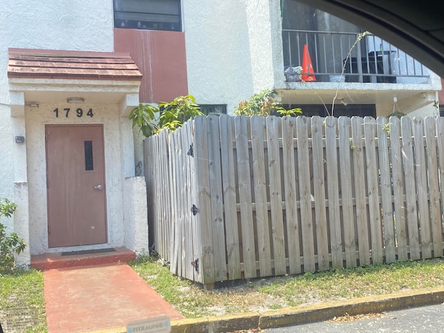 property entrance featuring a balcony