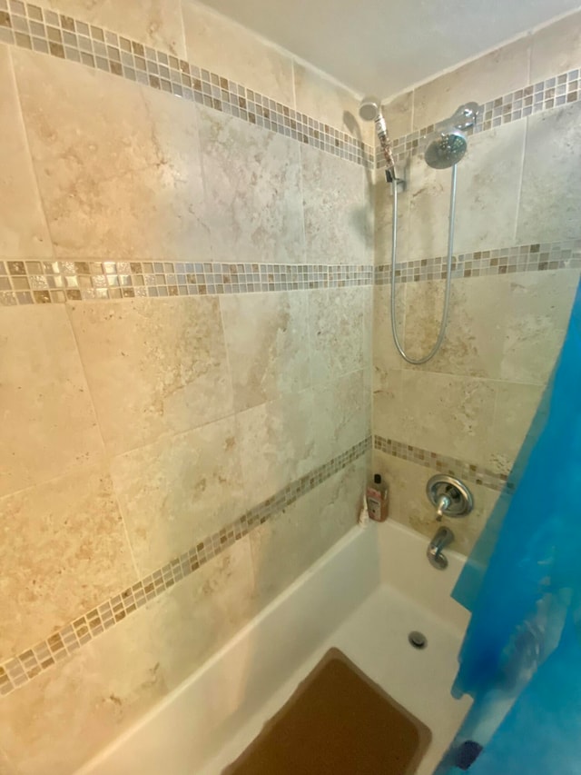 bathroom featuring tiled shower / bath