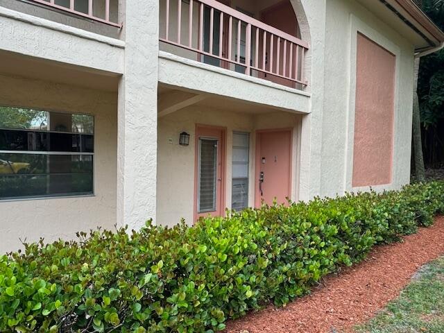 property entrance featuring a balcony