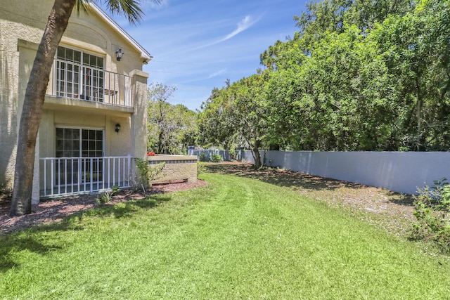 view of yard with a balcony