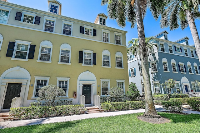 view of front facade featuring a front yard