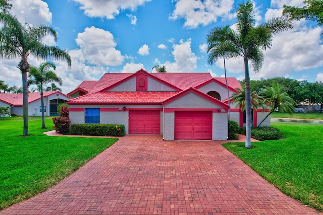 view of front facade featuring a garage and a front yard