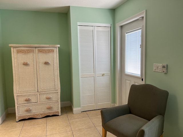 sitting room with light tile patterned flooring