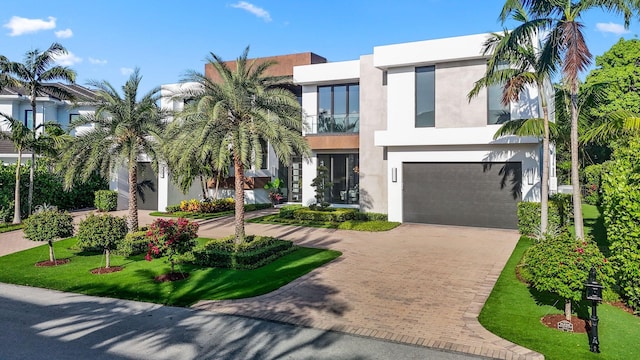 view of front facade featuring a garage and a front yard