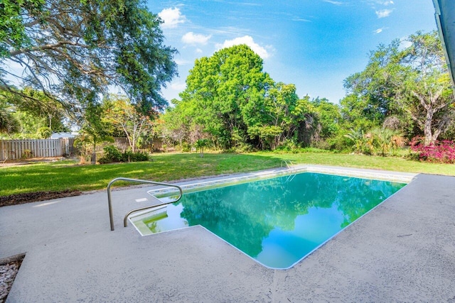 view of swimming pool featuring a lawn