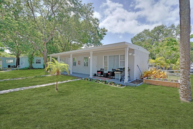 view of front of house featuring a front lawn