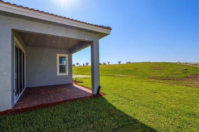 view of yard featuring a patio