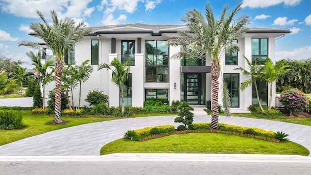 view of front of property featuring a front lawn