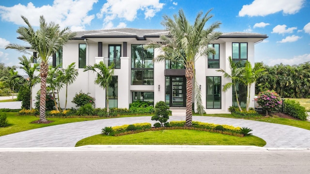 view of front of home featuring a front lawn