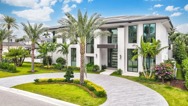 view of front of house featuring a front lawn