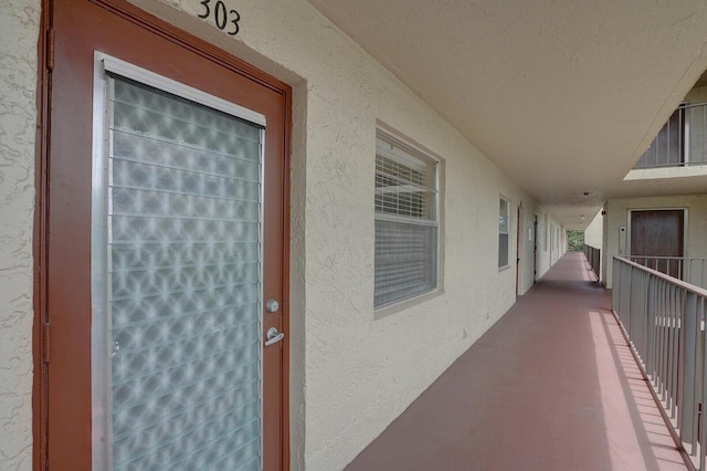 property entrance featuring a balcony