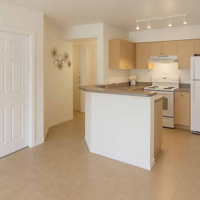 1202 Villa Cir, Boynton Beach, FL 33435 - kitchen featuring white appliances, under cabinet range hood, light tile patterned floors, a sink, and a peninsula