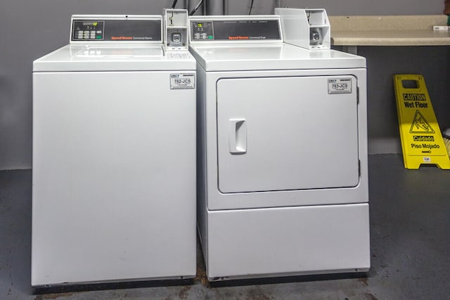 washroom featuring washing machine and clothes dryer