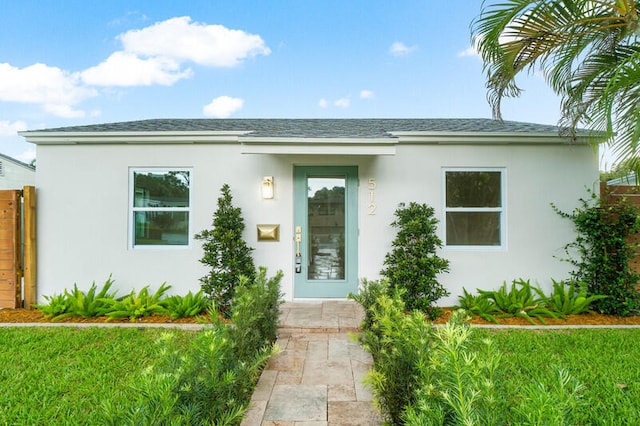 view of front of property featuring a front yard