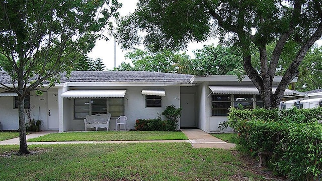 view of front of property featuring a front yard