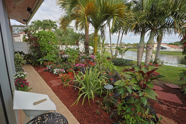 view of yard featuring a water view